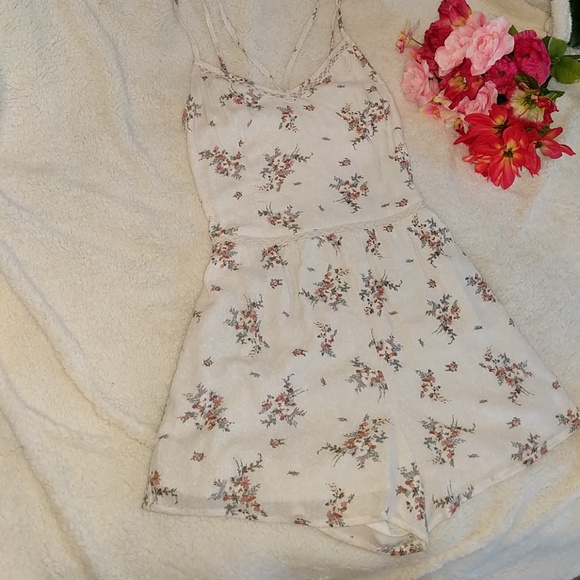 Hollister Pants - Floral romper 🌺